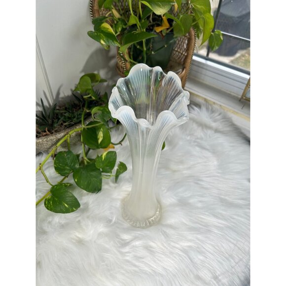 Carnival glass iridescent white swung/ripple/wave vase scratched inside - Picture 3 of 7